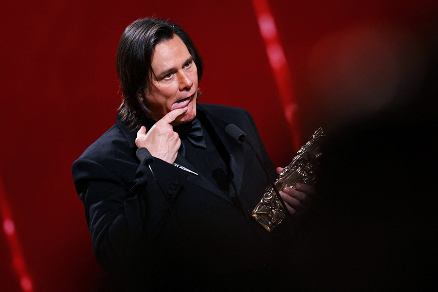 Почетный «Сезар» за заслуги в мире кино и культуры получил Джим Керри. Актёр произнес благодарственную речь полностью на французском языке. Награду Керри вручил режиссёр «Вечного сияния чистого разума» Мишель Гондри. 