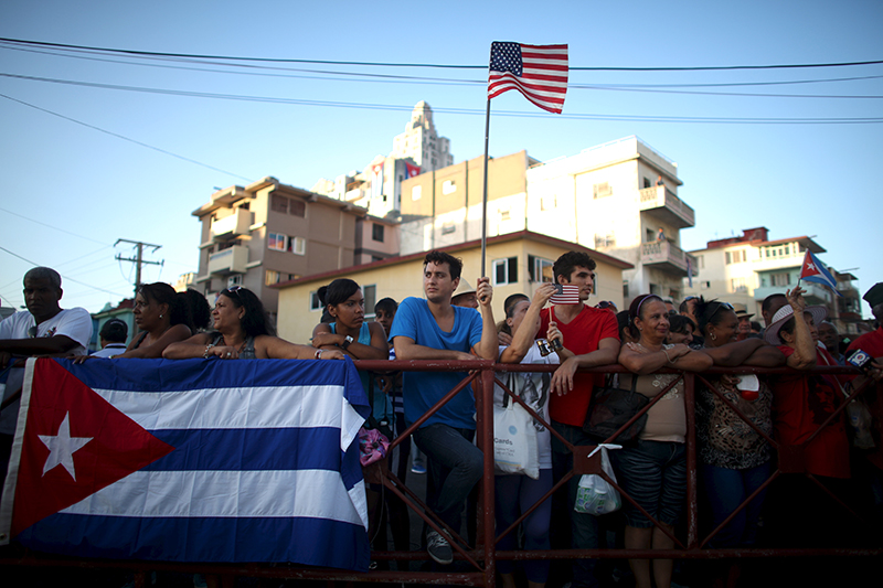 Зрители собрались у посольства США в&nbsp;Гаване перед&nbsp;церемонией подъема американского флага