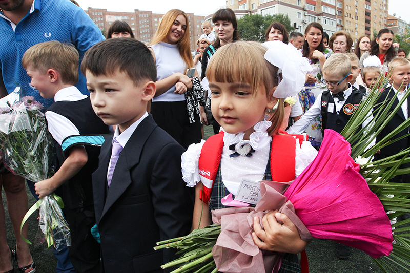 Первоклассники с родителями в День знаний во дворе гимназии №2 Владивостока