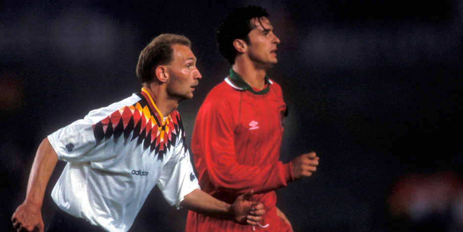 Гэри Спид (справа) в матче за сборную Уэльса против немца Дитера Айльтса