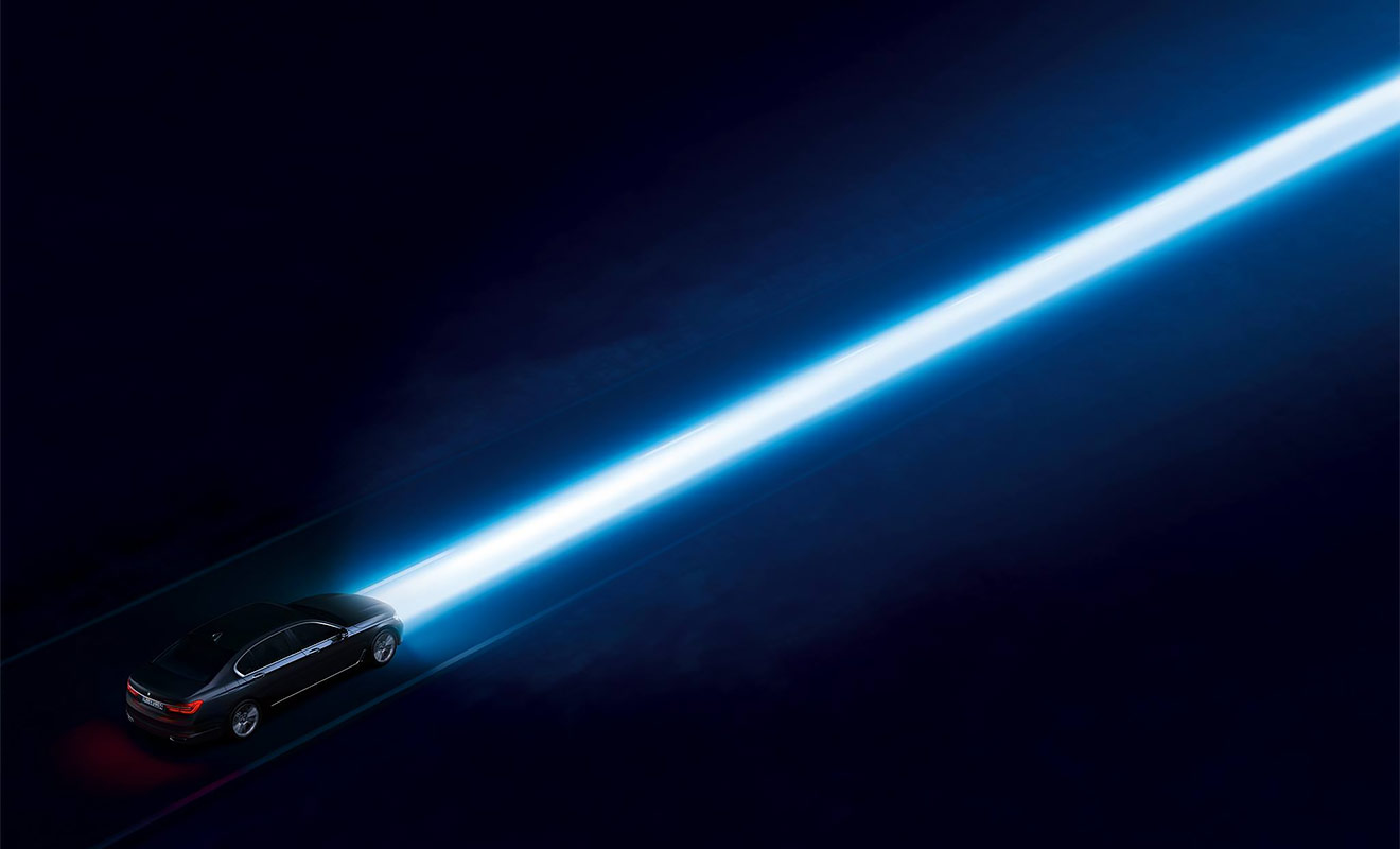Лазерные фары вызывают ассоциации со световыми мечами джедаев, чем воспользовались Audi и BMW в декабре 2015 года. Суперкар R8 пронизывает пучком света чужую планету &mdash; его лазерно-люминофорный дальний свет способен бить на полкилометра. Седан BMW 7-Series был изображен на постере так, что напоминал меч джедая.
