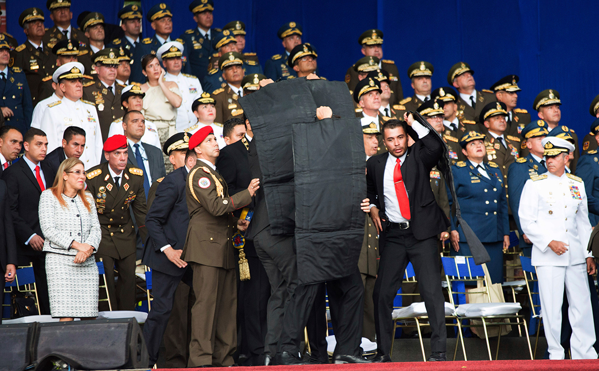 Охрана укрыла Николаса Мадуро бронежилетами во время покушения. 4 августа 2018 года
