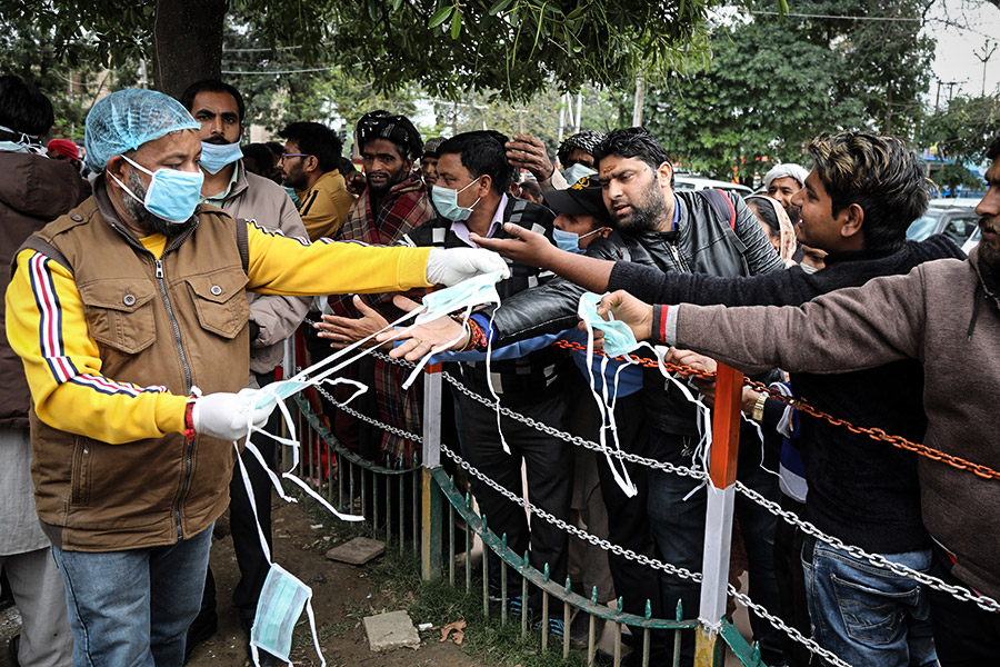 Волонтеры раздают медицинские маски и дезинфицирующие средства в городе Джамму​, Северная Индия
