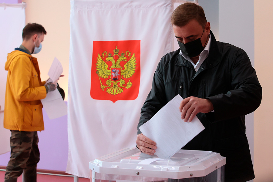 Губернатор Тульской области Алексей Дюмин на избирательном участке в Туле