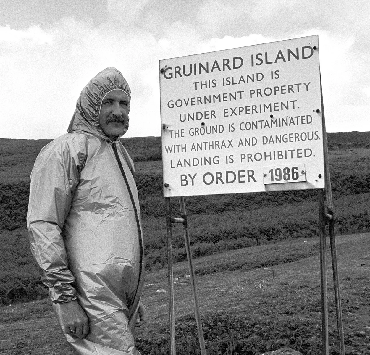 <p>Предупреждающая табличка на шотландском острове Груинард, где во время Второй мировой войны проходили испытания биологического оружия. После них остров был закрыт на карантин на протяжении почти 50 лет</p>