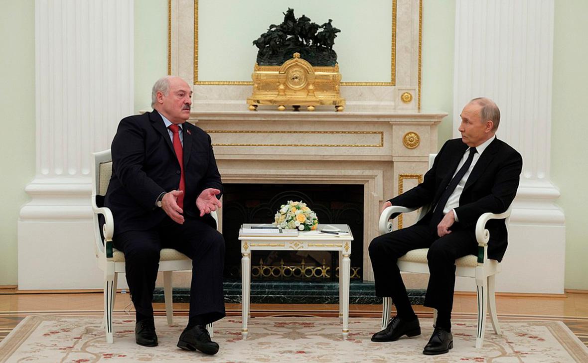 Владимир Путин и Александр Лукашенко во время встречи