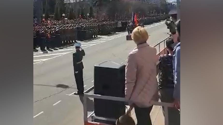 Мэр Томска поговорил с ветераном после инцидента с водой на параде