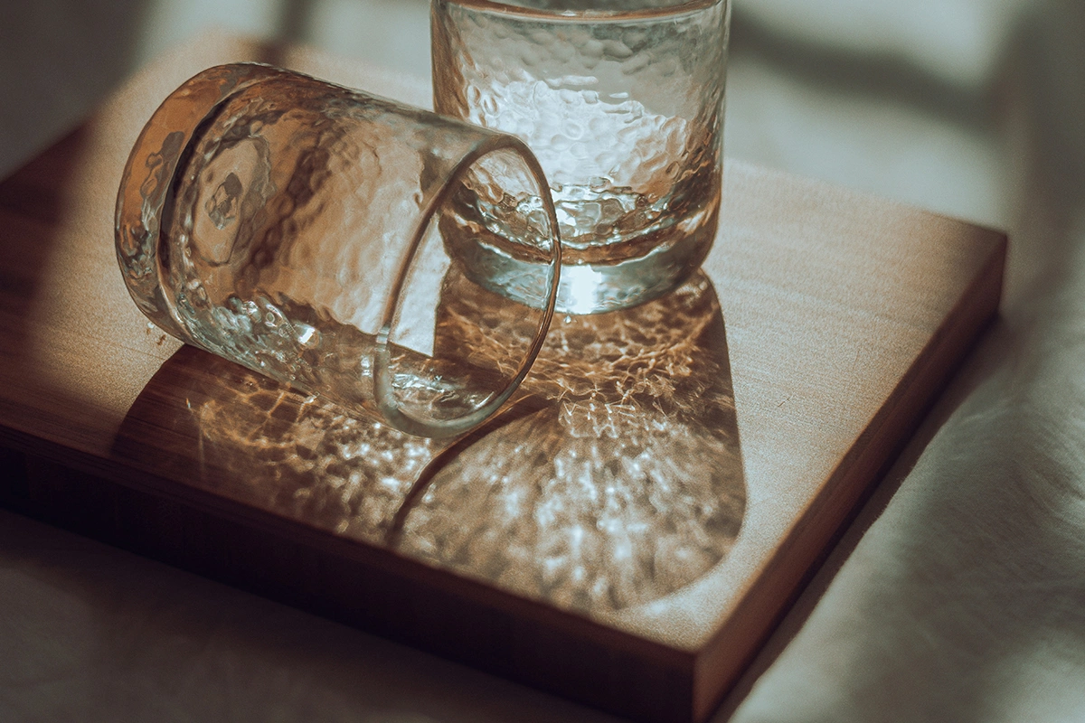 Шоты в отличие от лонгдринков пьют залпом. Эти напитки поднимают градус настроения, не отвлекая от самого интересного во время общения