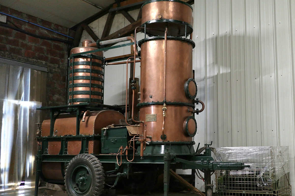 В своем передвижном аламбике он любит дистиллировать до крепости 55%