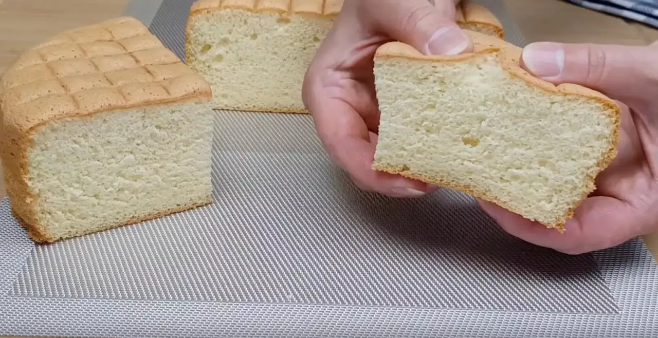 Нарежьте бисквит для подачи