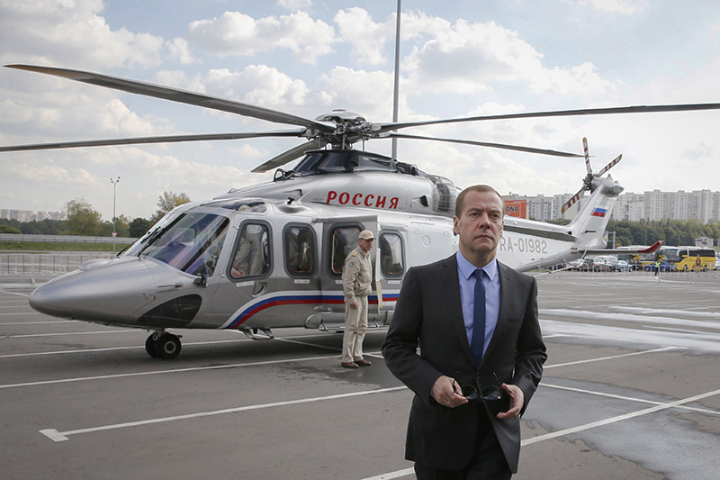 На вертолете Agusta премьер Дмитрий Медведев летает в Белый дом с 2013 года. Согласно базе Росимущества&nbsp;вертолет премьера примерно в два раза дороже президентского Ми-8. Сейчас совместный завод ОАО &laquo;Вертолеты России&raquo; и компании Agusta Westland работает в подмосковном Томилино.
