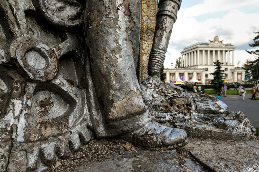Частично риунированная сткульптура павильона Украина.