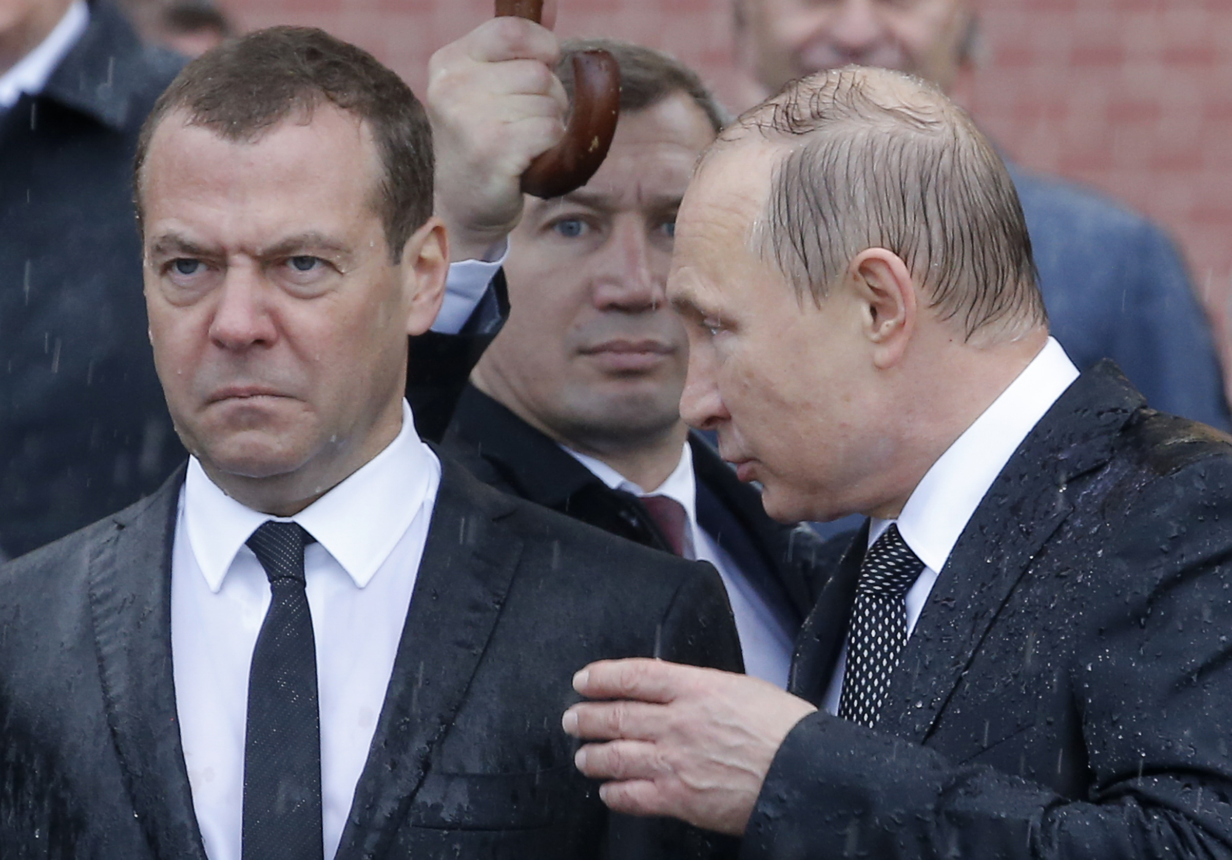 <p>Президент России Владимир Путин и премьер-министр Дмитрий Медведев во время церемонии возложения венков в 76-ю годовщину вторжения Германии в СССР</p>
