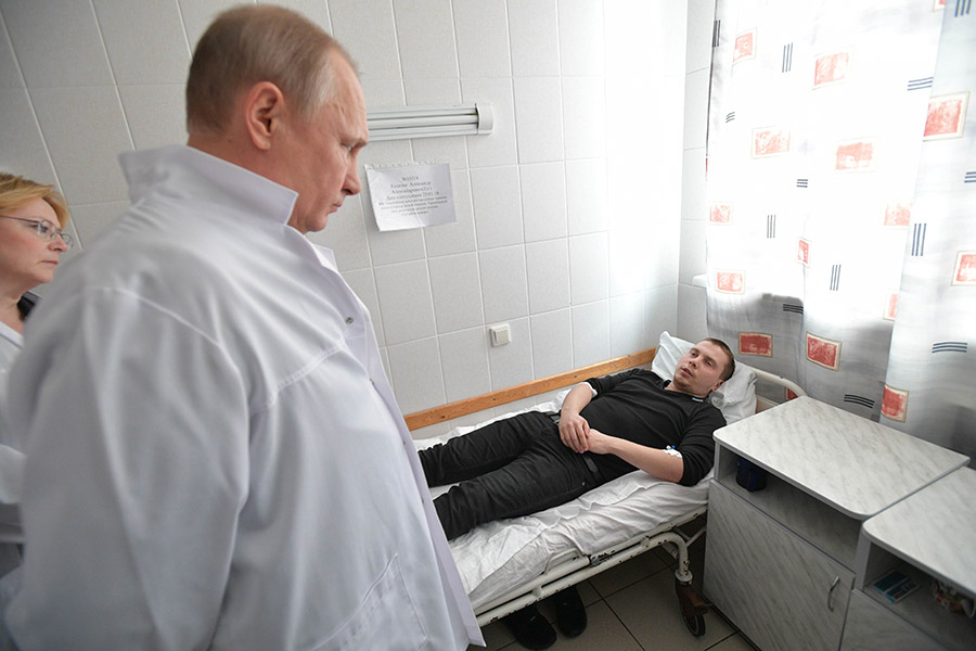 Путин посетил пострадавших в больнице.
