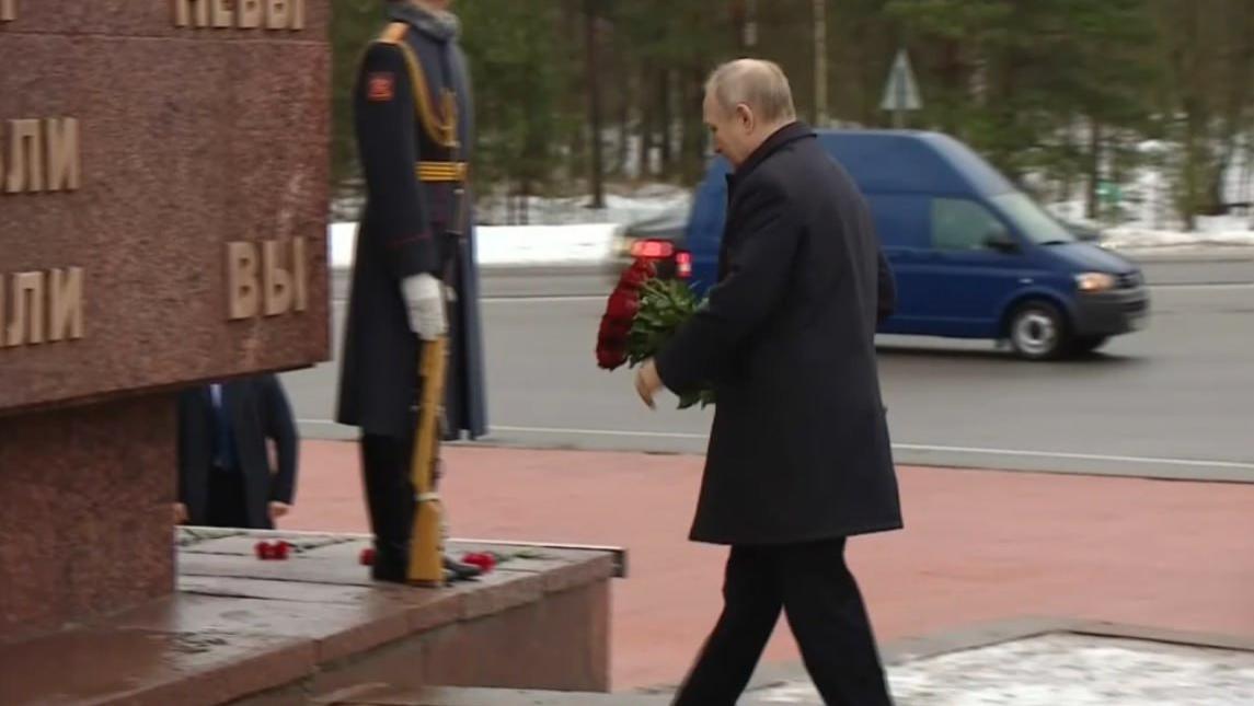 Путин возложил цветы к мемориалу на Невском пятачке. Видео