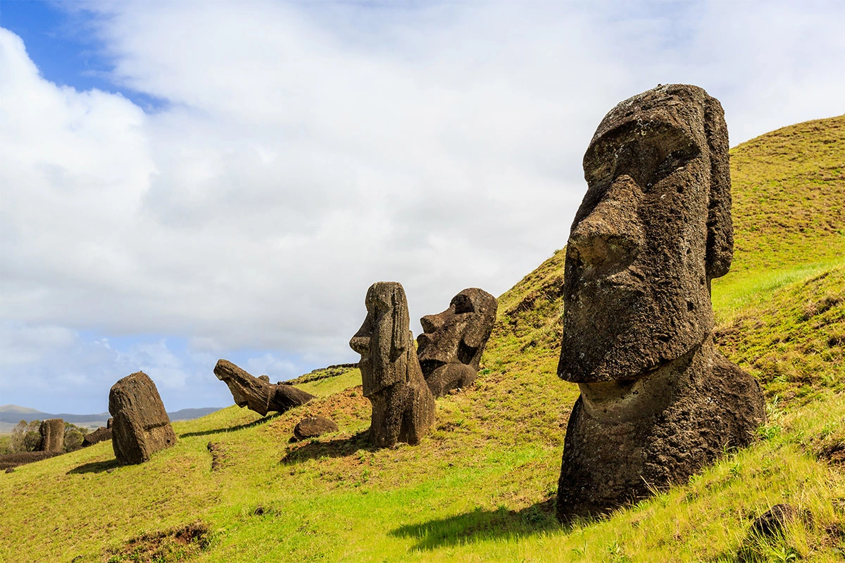 Статуи моаи на острове Пасхи. <a href="https://www.sciencedirect.com/science/article/abs/pii/S0305440319300809?via%3Dihub#!">Согласно последним исследованиям</a>, древние рапануйцы верили, что они могут помочь повысить урожайность земель
