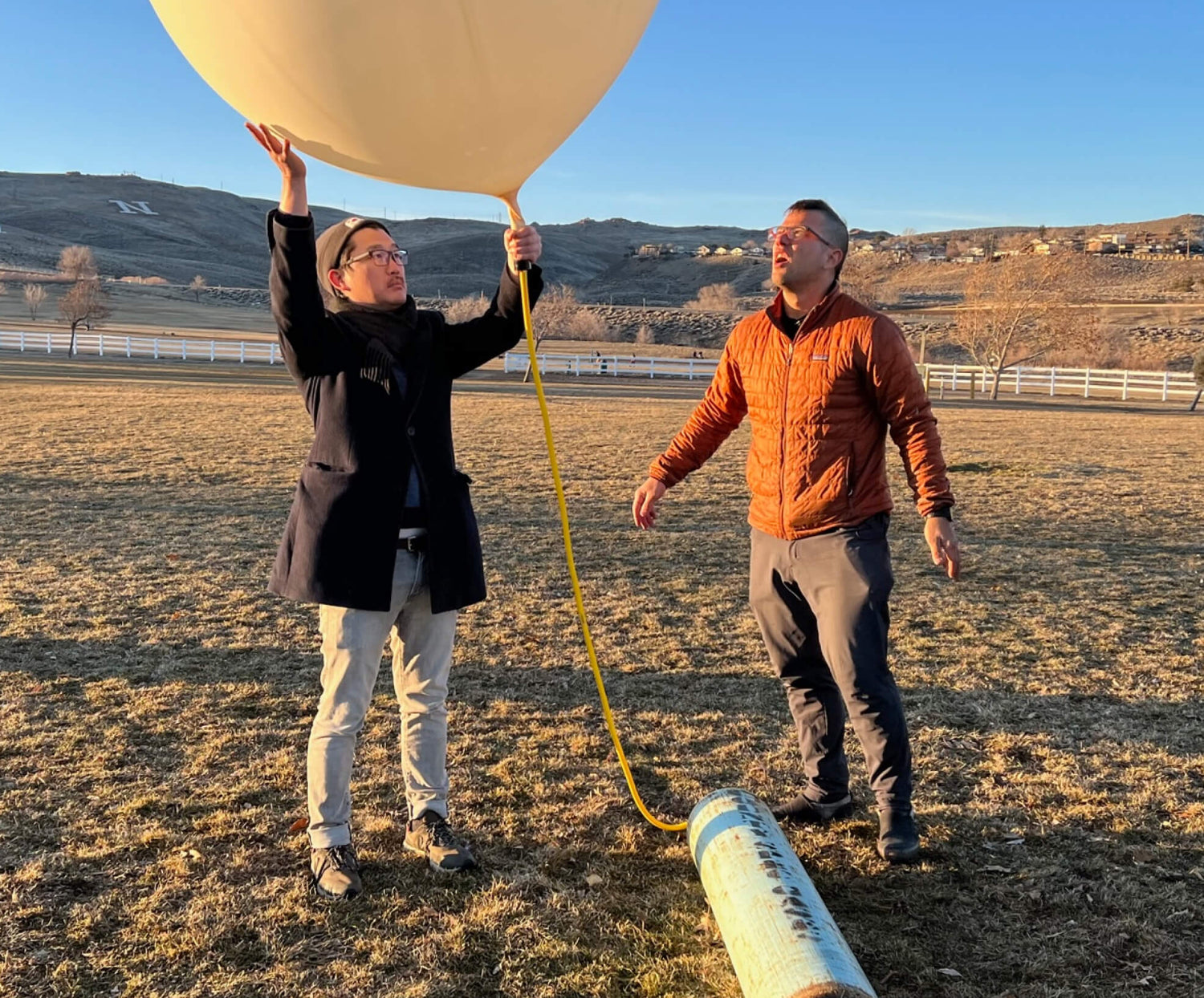 Основатели компании Make Sunsets Люк Иземан и Эндрю Сонг запускают шар с диоксидом серы.