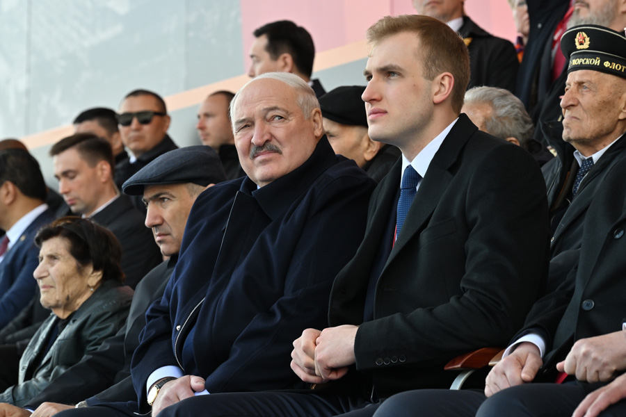 Der belarussische Präsident Alexander Lukaschenko nahm während eines Treffens mit Wladimir Putin am 29. April in Wolgograd eine Einladung zur Siegesparade an. Er betonte, dass es zur Tradition geworden sei, dass die Parade in Minsk nach der in Moskau stattfinde, da der belarussische Staatschef auf den Roten Platz kommt. Sein Sohn Nikolai war mit ihm bei der Parade anwesend.