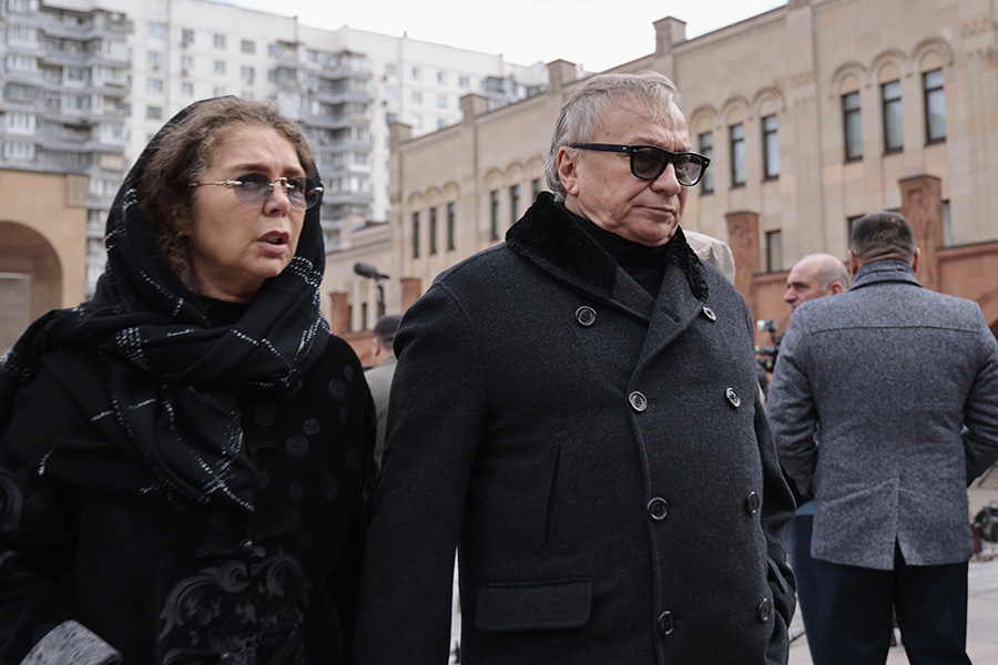 На панихиде был актер и режиссер Игорь Угольников, который снялся в сериале Кеосаяна &laquo;Дела смешные, дела семейные&raquo;.