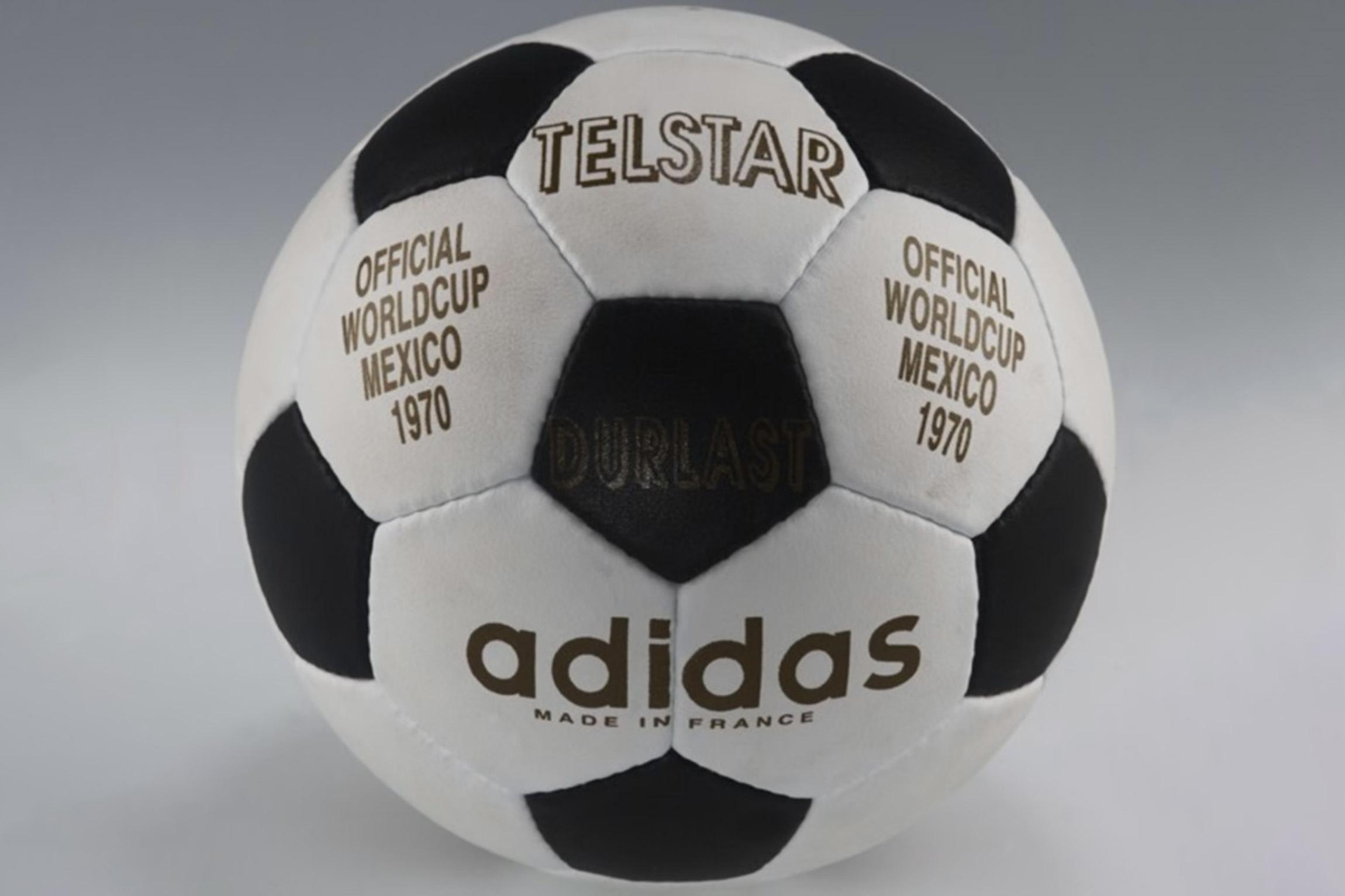 К чемпионату мира 1970 года в Мексике Adidas подготовила первый в истории 32-панельный черно-белый мяч &mdash; Telstar.