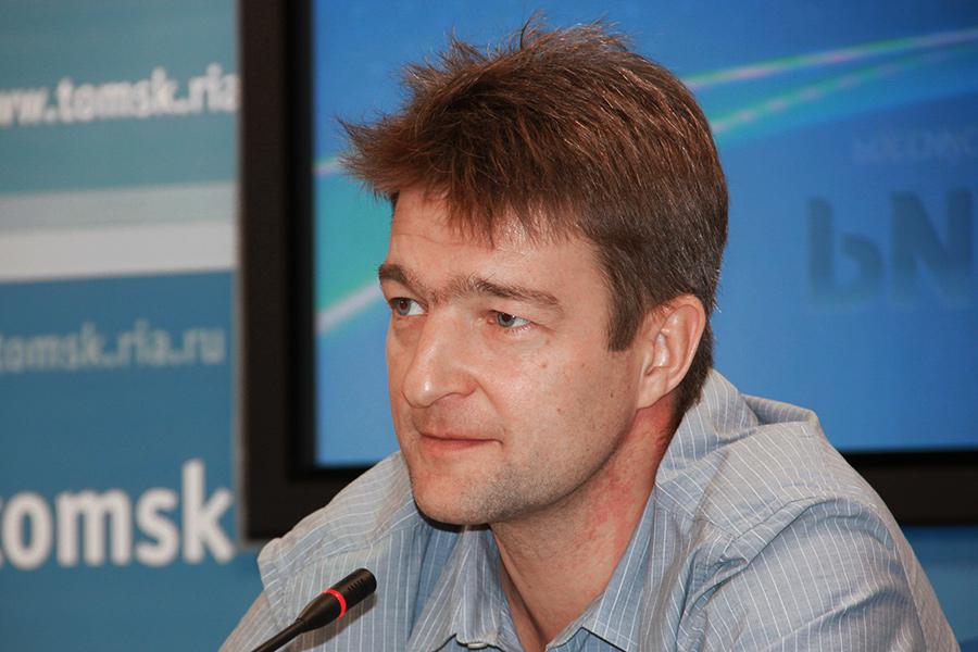 На фото: Денис Штенгелов

1 октября Тверской суд признал &laquo;экстремистским объединением&raquo; бизнесмена Дениса Штенгелова (был основателем и контролирующим акционером пищевого холдинга KDV Group, которому принадлежат бренды &laquo;Кириешки&raquo;, &laquo;Яшкино&raquo;, &laquo;Бабкины семечки&raquo;, Calve, &laquo;Три корочки&raquo;, &laquo;Балтимор&raquo;, &laquo;Чипсоны&raquo;) и его отца Николая. Помимо этого, суд обратил в доход государства принадлежавшие им, а также супруге бизнесмена Марии Каржиловой акции KDV Group.

В иске надзорного ведомства говорилось, что, получая доход в России, бизнесмены вывели за рубеж более 21 млрд руб., а &laquo;средства направлялись на поддержание экономик США и Австралии, которые поставляли оружие украинской стороне, чем наносили вред Российской Федерации&raquo;. По данным Генпрокуратуры, Штенгелов-старший с 2014 года оказывал финансовую помощь украинской стороне, а также образовал собственное военизированное подразделение, которое затем влилось в &laquo;Азов&raquo;, &laquo;Айдар&raquo;, &laquo;Днепр-1&raquo; (все три признаны в России террористическими и запрещены). А его сын, по даннным Генпрокуратуры, снабжал украинские вооруженные формирования продовольствием и другими товарами. Защита Дениса Штенгелова, который живет в Дубае, утверждает, что финансирования ВСУ он не осуществлял, находится под украинскими санкциями, а в случае приезда на Украину подлежит незамедлительному аресту.