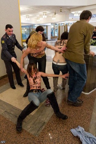 Активистки FEMEN устроили топлесс-акцию на участке В.Путина