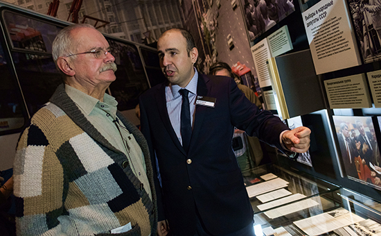Режиссер Никита Михалков и руководитель архива Ельцин-центра Дмитрий Пушмин во время осмотра экспозиции в Ельцин-центре. 17 декабря 2016 года




