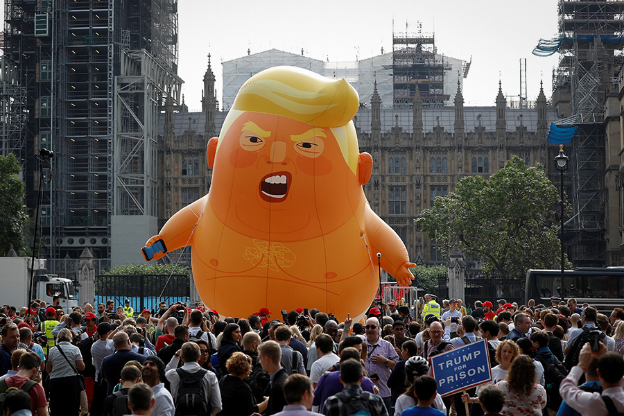 Первый для Трампа в качестве президента визит в Великобританию ознаменовался массовыми протестами. На улицы Лондона вышли десятки тысяч человек. Помимо транспарантов, они вынесли надувную куклу в виде Трампа-младенца.