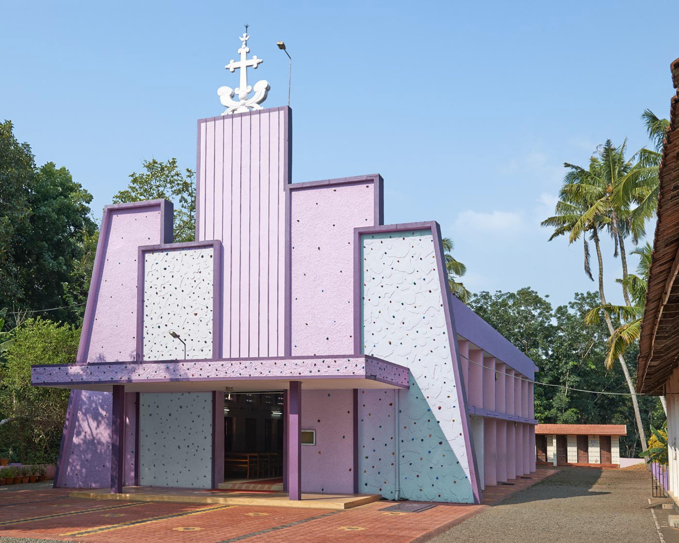 Рохан Шивкумара, архитектор из Мумбаи, считает, что церкви южной Индии, спроектированные местными архитекторами, на самом деле не нужно относить к единому стилю, а стоит рассматривать как своего рода гибрид
