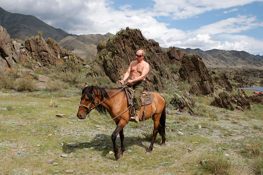 Фото Владимира Путина на коне появилось​ на новостных лентах в августе 2009 года, после его поездки в Туву. Путин тогда занимал пост премьер-министра. Фотосессия, в которой он представал без футболки, привлекла внимание и западной прессы: российскому премьеру на тот момент было 56 лет
