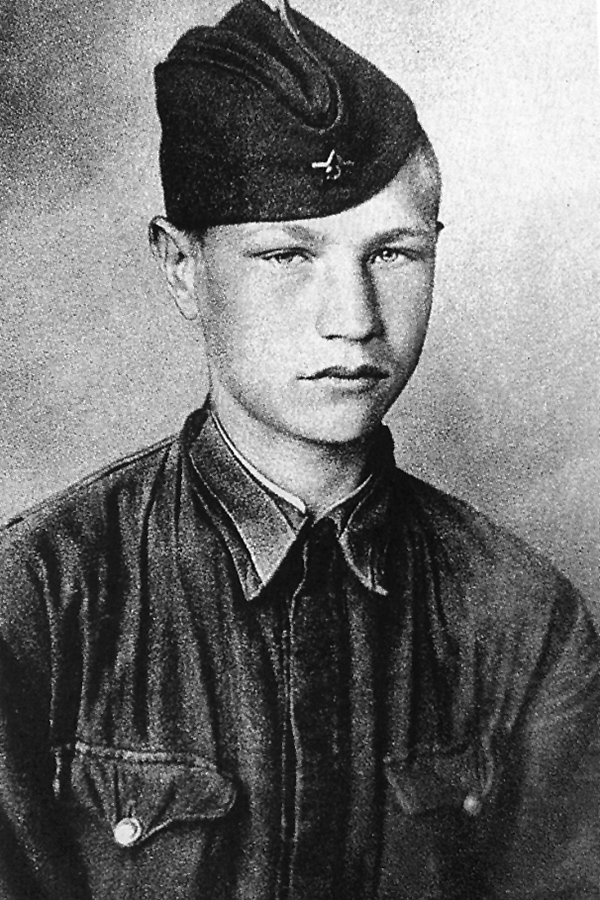 Дмитрий Язов родился в 1924 году в крестьянской семье. В 17 лет, не окончив школу, вступил в Красную армию. &laquo;8 ноября 1941 года мне исполнилось 17 лет, я еще школу не окончил. Обратился в военкомат с просьбой направить на фронт. Чтобы не отказали, действительно пришлось пойти на маленькую хитрость&nbsp;&mdash; приписать себе год. В деревне тогда паспортов не было, проверять не стали&raquo;,&nbsp;&mdash; вспоминал Язов.

Воевал на Волховском и Ленинградском фронтах, был командиром взвода, участвовал в обороне Ленинграда. Защищая город, был ранен и после лечения назначен командиром взвода фронтовых курсов