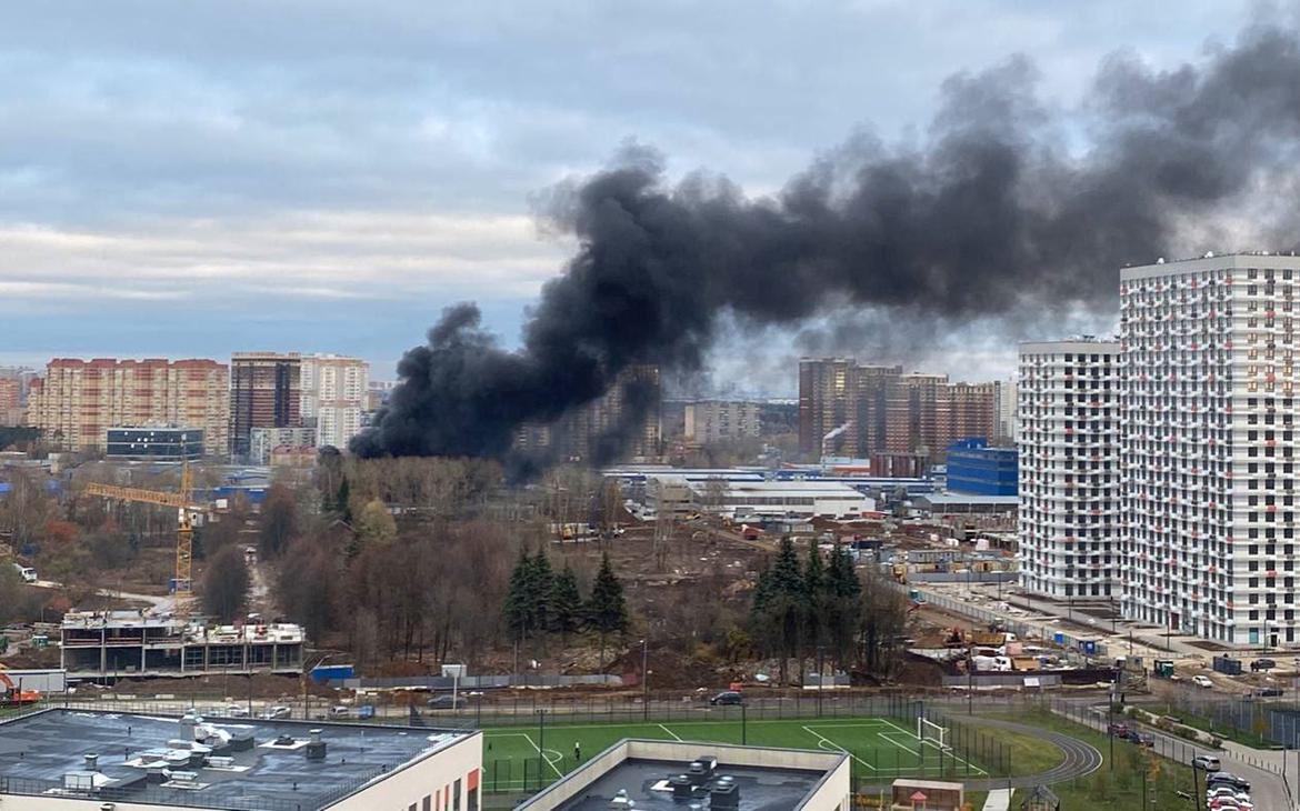На юго-западе Москвы загорелся строительный рынок