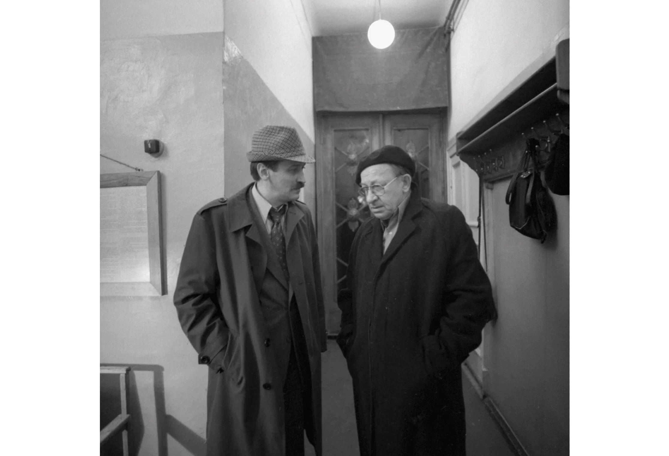 В абсурдистской трагикомедии Карена Шахназарова «Город зеро» (1988) инженер Варакин (Леонид Филатов) приезжает в провинциальный город, где привычные законы логики постепенно перестают действовать. Евстигнеев сыграл смотрителя краеведческого музея, который проводит для гостя экскурсию по невероятной экспозиции, смешивающей реальные исторические события с откровенными выдумками. Именно странный провинциальный музей, увиденный Шахназаровым во время поездки, когда-то подсказал режиссеру идею фильма. Любопытно, что роль смотрителя первоначально предназначалась Иннокентию Смоктуновскому. Тот согласился сниматься, но из-за занятости отказался от проекта, а экскурсоводом по фантастической истории страны стал Евстигнеев. На фото: Леонид Филатов и Евгений Евстигнеев..  