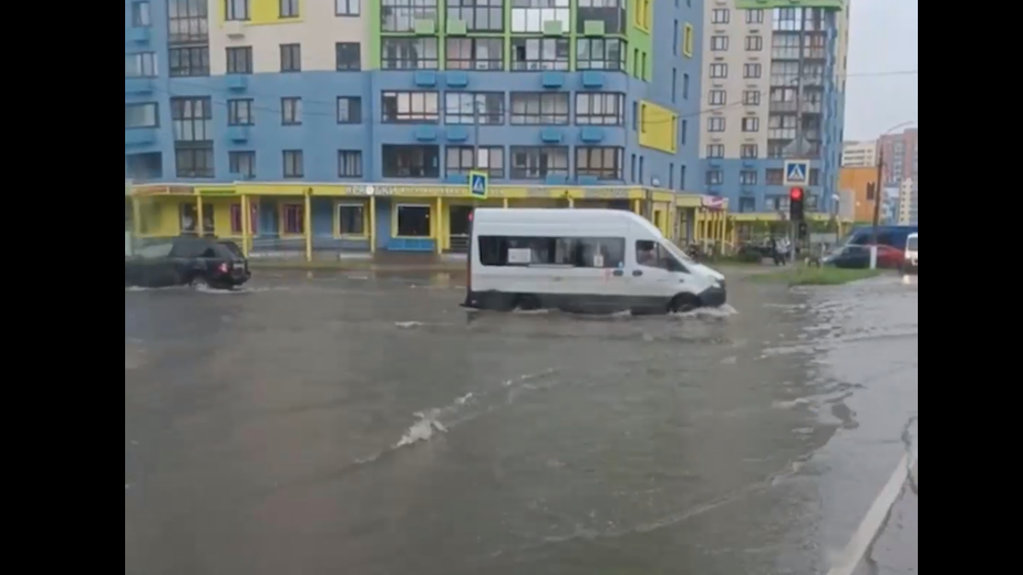 Многочасовой дождь подтопил улицы Москвы. Видео