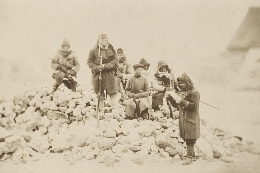 Русский пленный, с охраной, после взятия крепости Кинбурн французами и англичанами, 1855 год, Крымская война