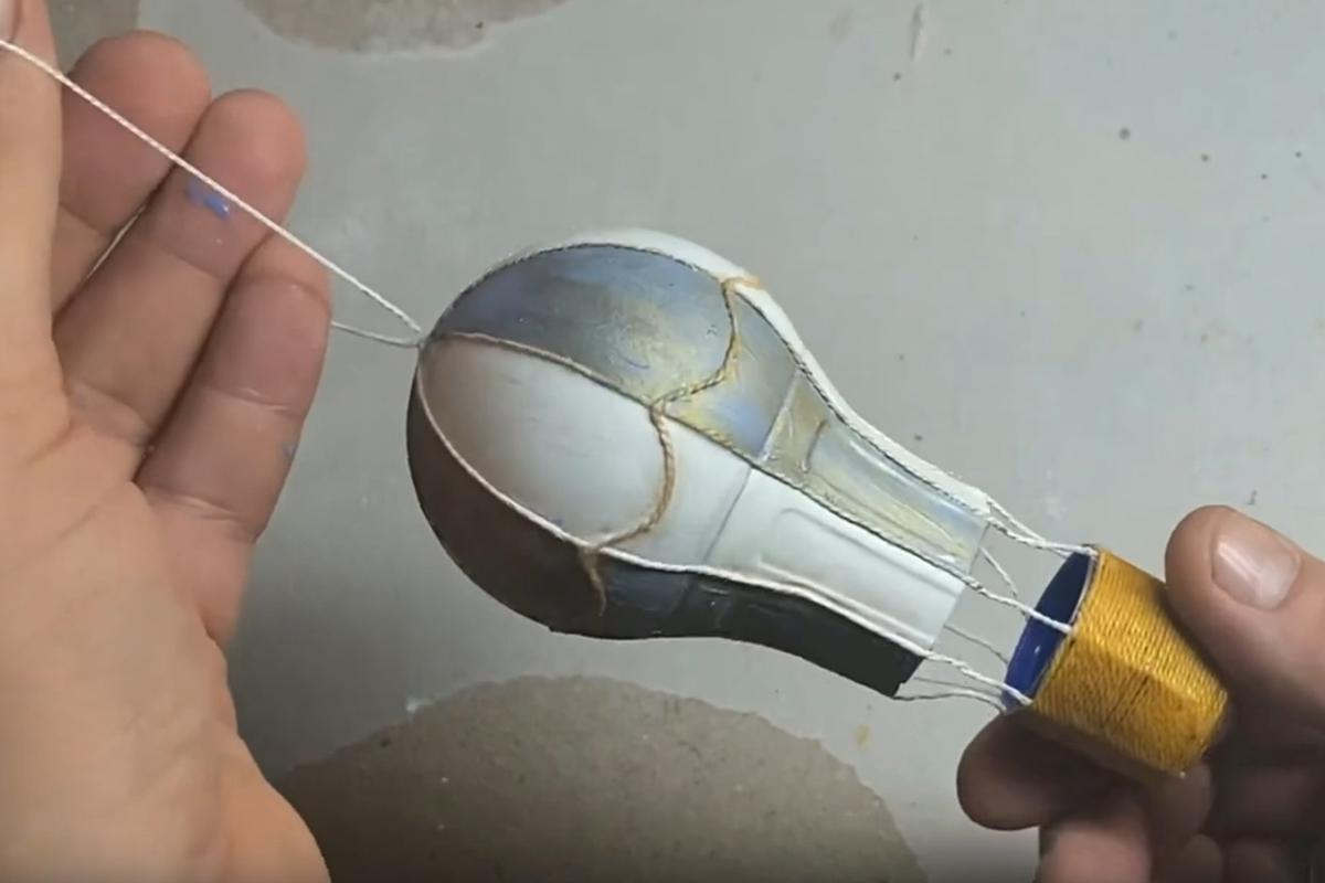 Как сделать новогодний воздушный шар из лампочки