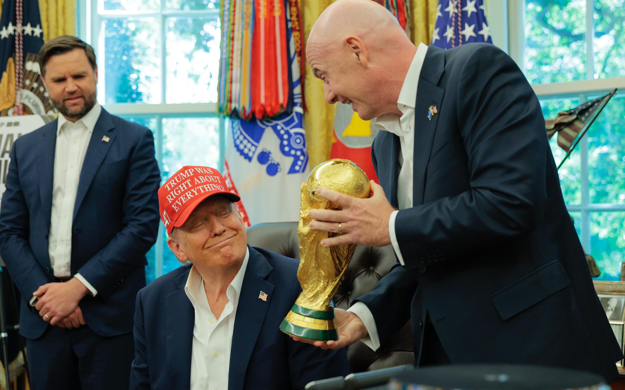 Что не так с вручаемой Трампу премией мира ФИФА