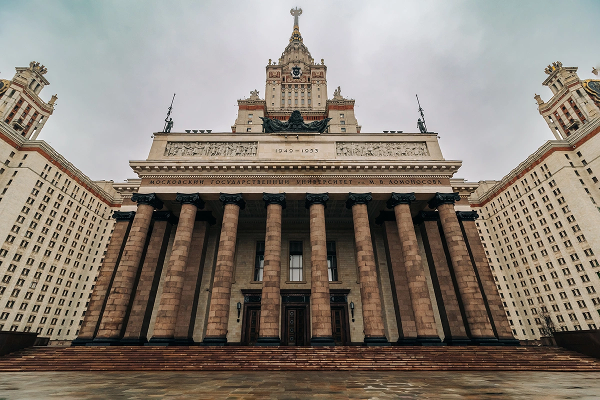 Главный вход в Московский государственный университет имени М.В. Ломоносова (МГУ) в 2026 году