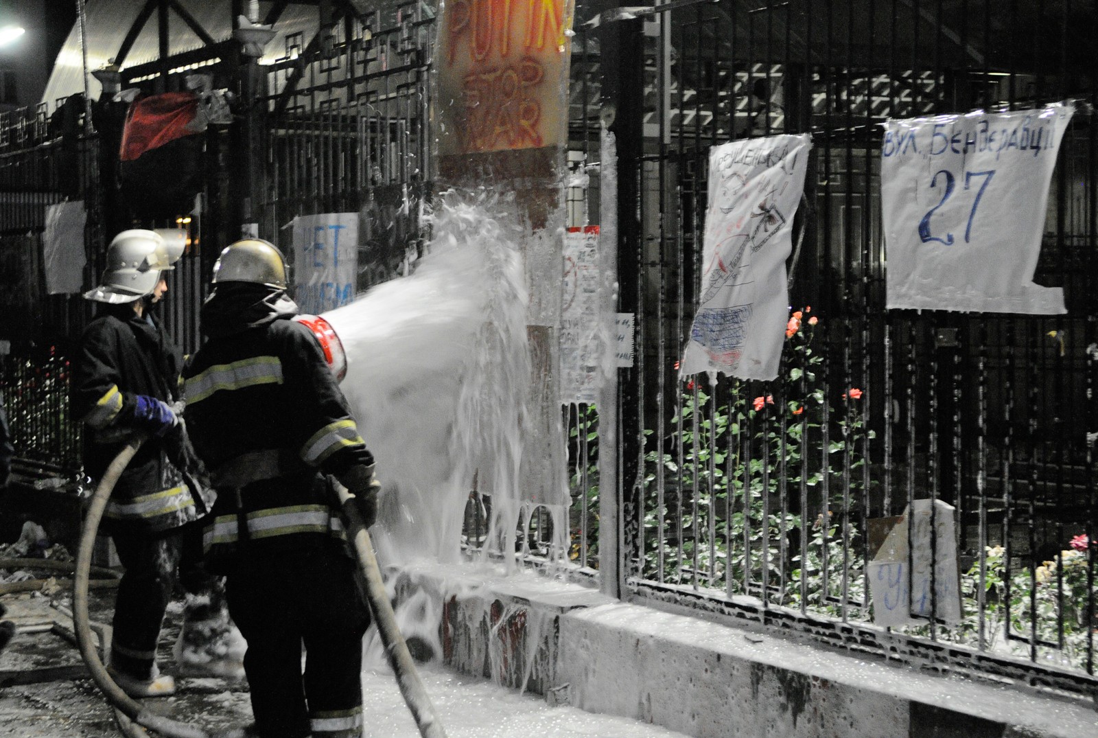 Пожарные тушат возгорание на территории посольства России в Киеве, после акции сторонников националистических организаций 14 июня.