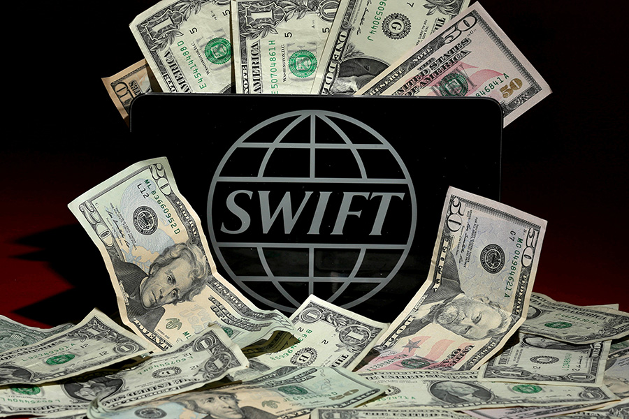 В начале марта 2016 года стало известно о крупном выводе средств хакерами со счетов Центрального банка Бангладеш. Хакеры пытались вывести $951 млн с корсчетов в Федеральном резервном банке Нью-Йорка. Большая часть операций была заблокирована, однако $81 млн был переведен на счета на Филиппинах. Позднее сообщалось, что причиной такого успеха хакеров могла стать уязвимость в международной межбанковской системе передачи информации SWIFT.
