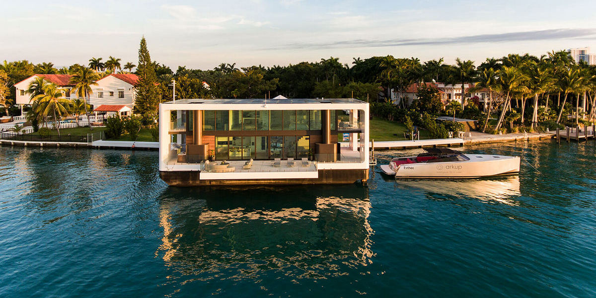 Дизайнерская компания Arkup создала дом-яхту, которая работает на солнечной энергии благодаря специальным панелям на крыше. Здесь также предусмотрена локальная система управления отходами