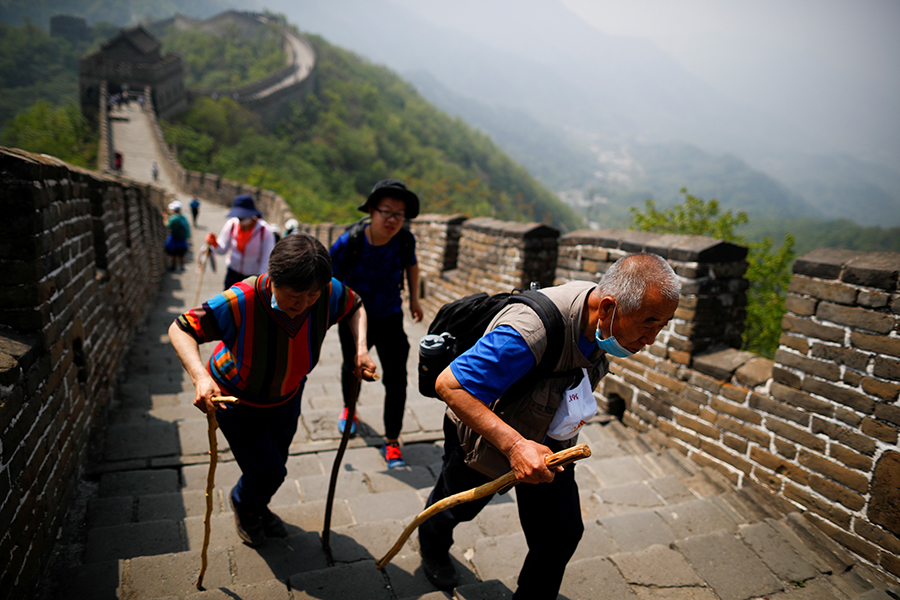 Туристы на участке Великой Китайской стены в первый день выходных по случаю Дня труда









