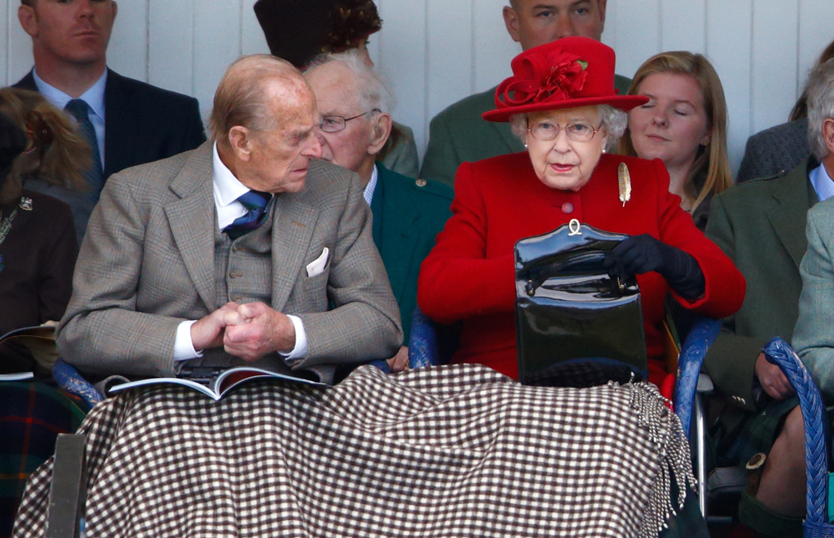 Принц Филипп и королева Елизавета II с сумкой Launer