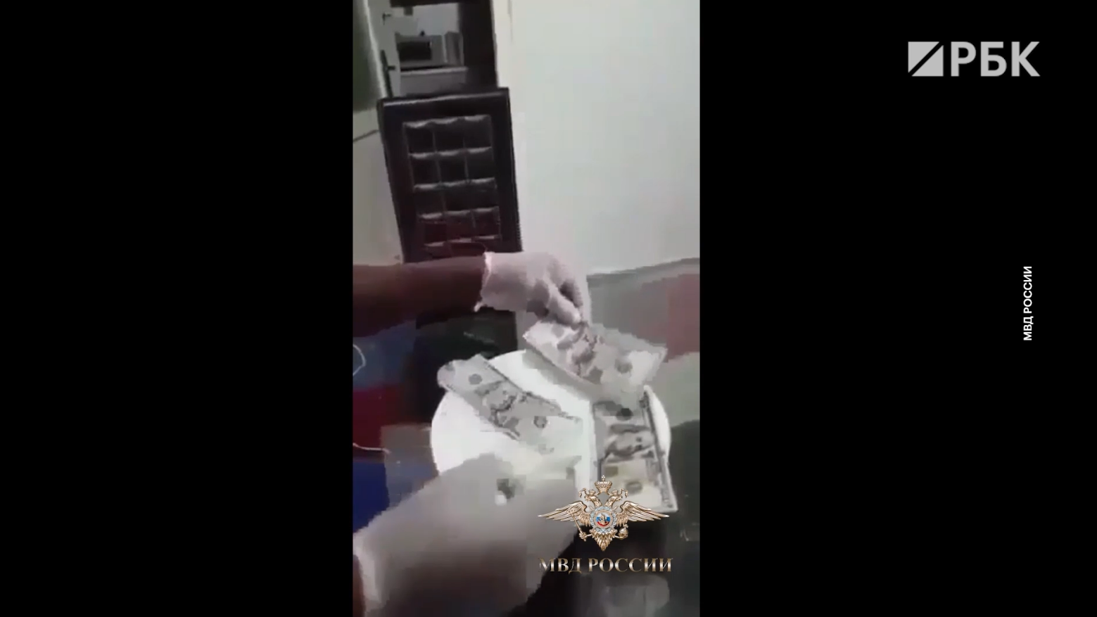 Полиция задержала камерунца за «превращение» черной бумаги в деньги