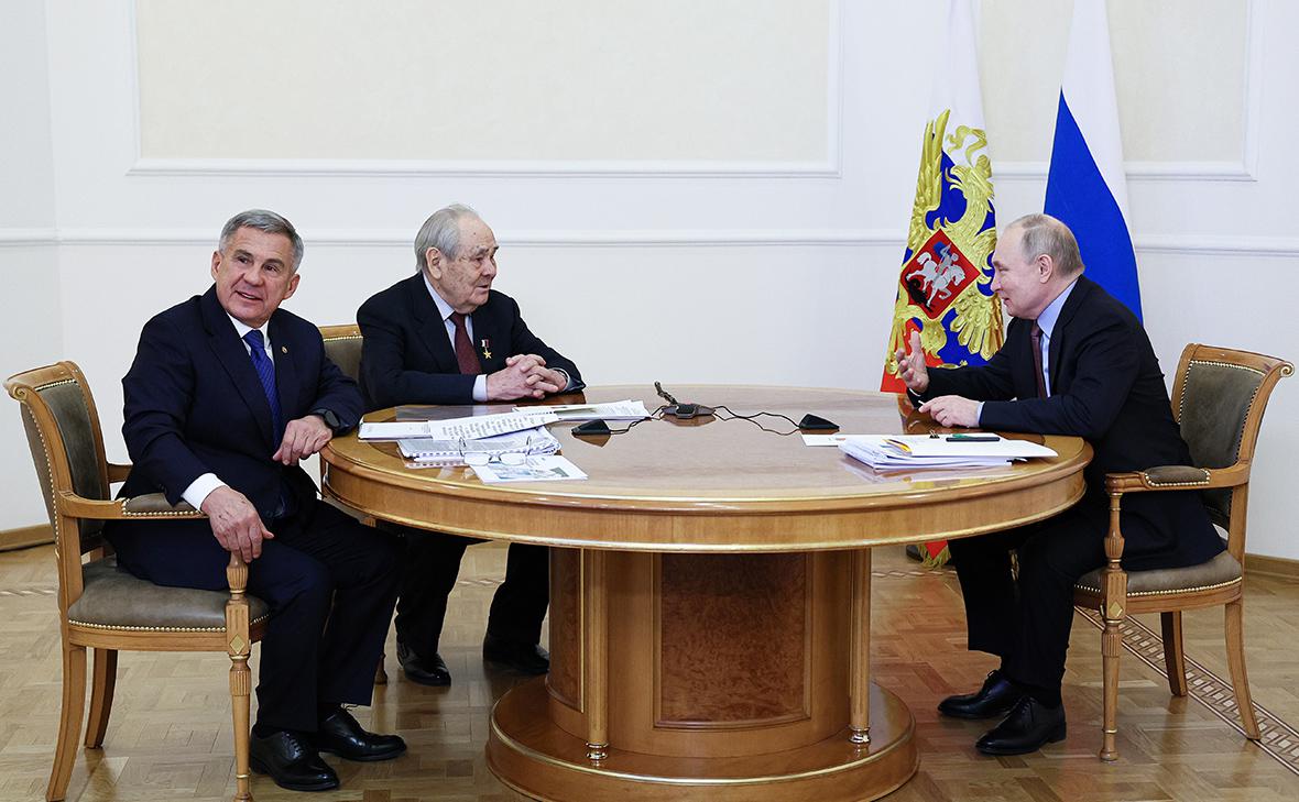 Владимир Путин,&nbsp;Минтимер Шаймиев (в центре) и Рустам Минниханов