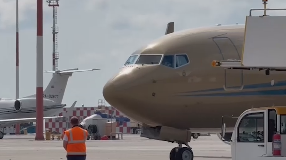 Король Малайзии прилетел в Казань на золотом самолете