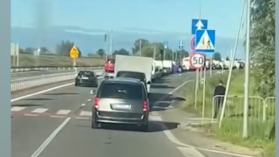 После разрешения молодежи покидать Украину на границе возникли пробки