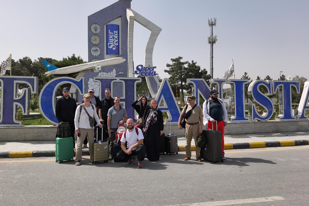 Туристическая группа в аэропорту Кабула