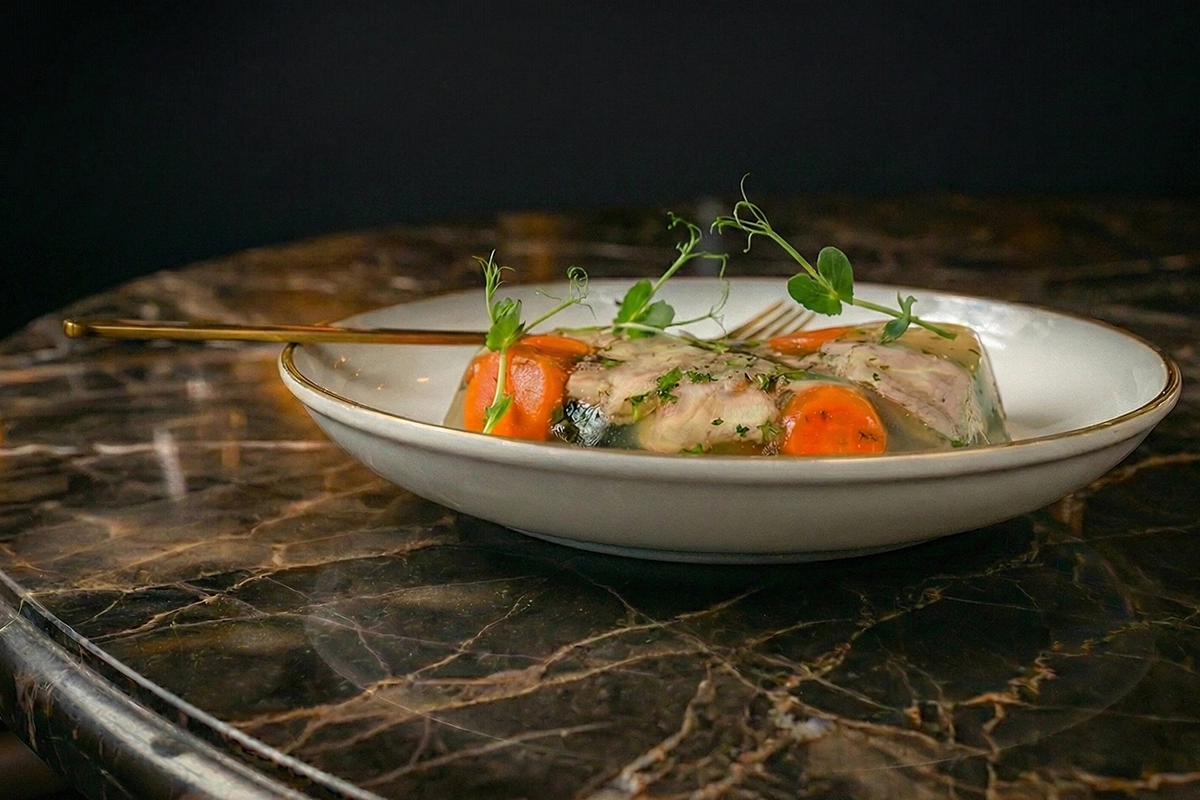 От «стрихнина» из фильма до высокой кухни: эволюция заливного из рыбы