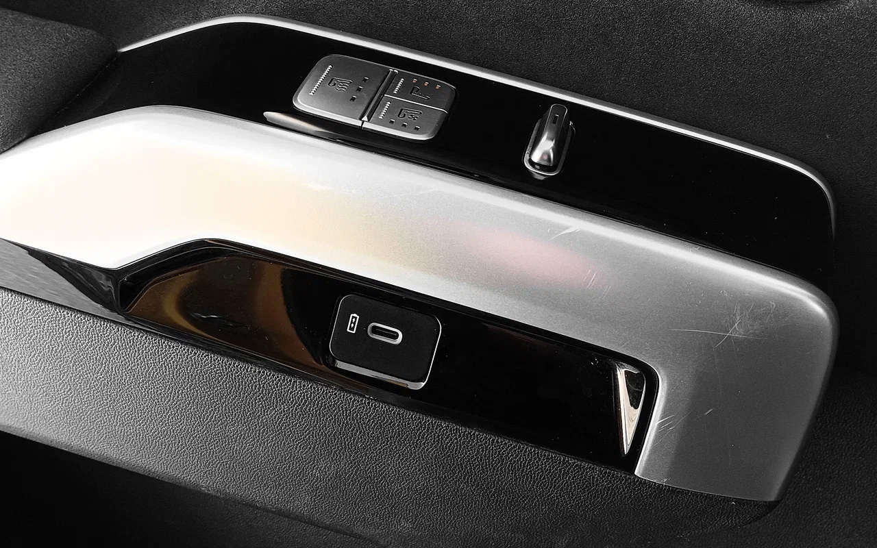 Диван с обогревом, вентиляцией и массажем &mdash; особенность топ-версии